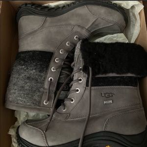 UGG W Adirondack Boots ll size 8.5 in box